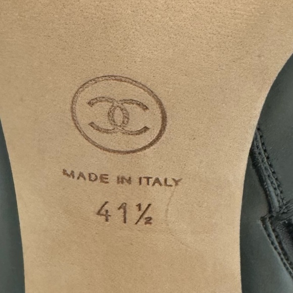 CHANEL ankle boot grey leather with black patent toe & CC logo on back of heel. - Picture 5 of 6